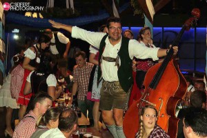 Markus rockt mit dem Kontrabass